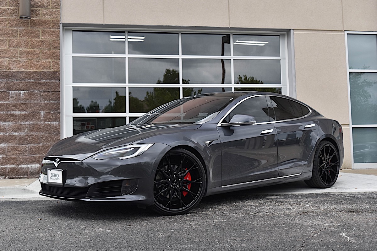 Tesla S with Niche Sport Series Staccato - M183